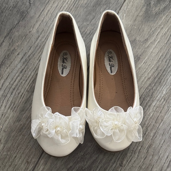 Elegant White Dress Shoes for Kids - Picture 1 of 4